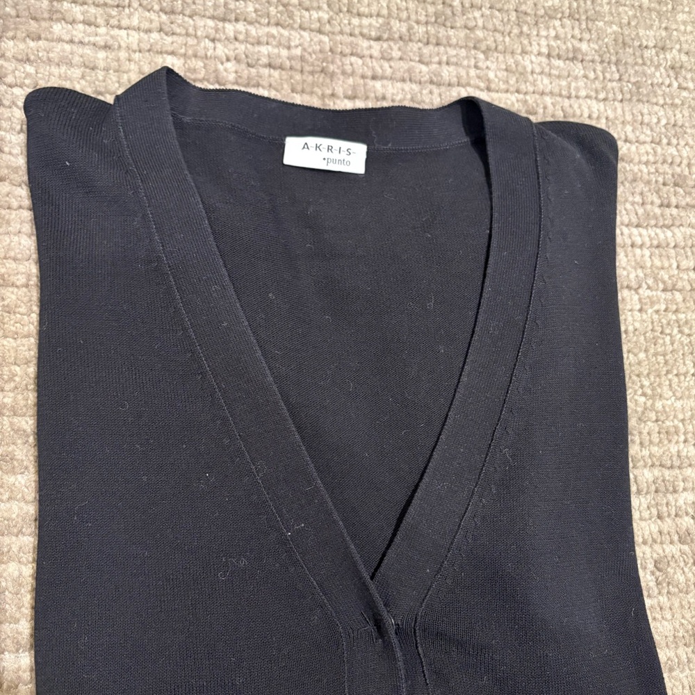 Akris Punto Black 3/5 Sleeve cardigan, 5 invisible snap buttons, little pockets.